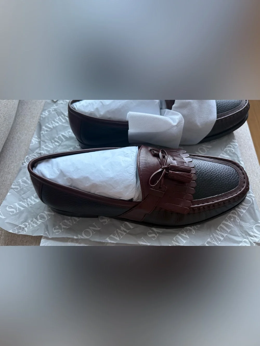 The Johnston & Murphy Men's Aragon II Kiltie Tassel Loafer features a distinctiv